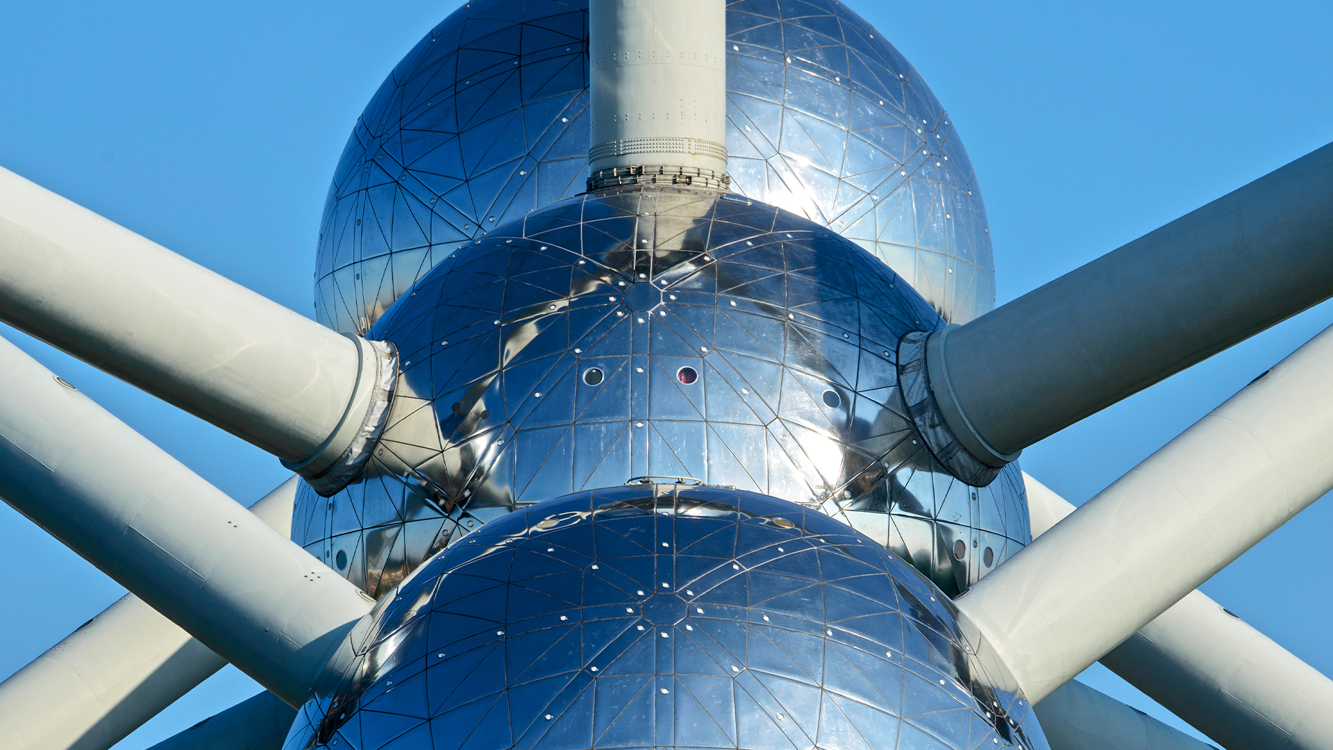 the shape of the Atomium 